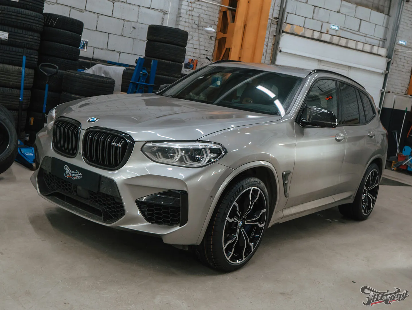 Фирменный Шиномонтаж на вибростенде с адаптацией и балансировкой для BMW X3 M на оборудовании Hunter